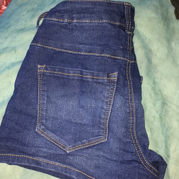 Shorts - Picture 2 of 4